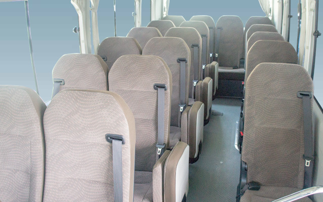 コースター（2016/12-） 室内2 定員数:28人 バス 14人乗りのコミューターと29人乗りのコースターの2種類のバスをご用意しております