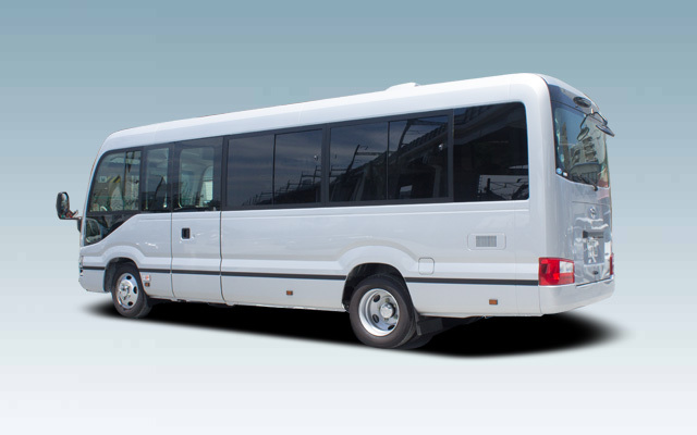 コースター（2016/12-） 斜め後 定員数:28人 バス 14人乗りのコミューターと29人乗りのコースターの2種類のバスをご用意しております
