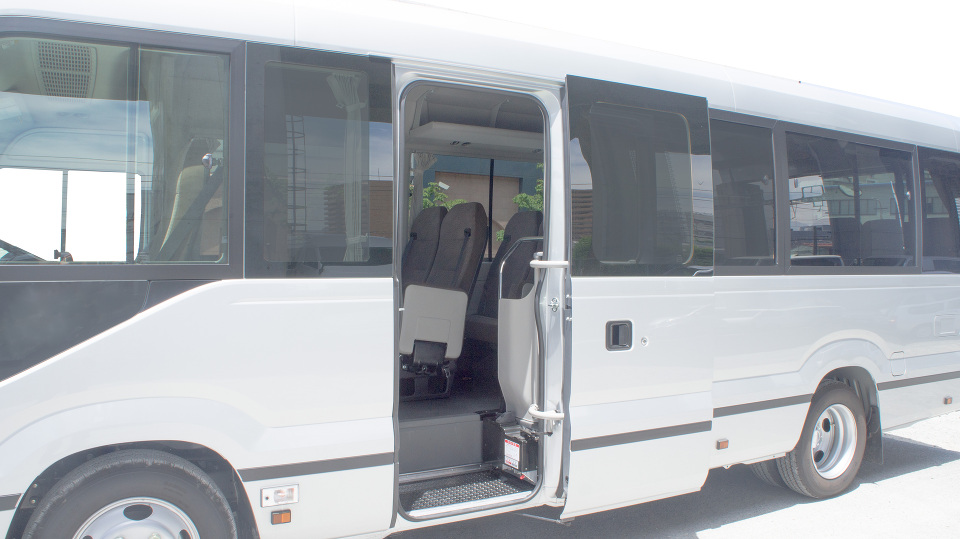 コースター（2016/12-） スライドドア 定員数:28人 バス 14人乗りのコミューターと29人乗りのコースターの2種類のバスをご用意しております